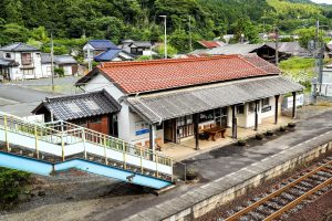 JR美祢線・於福駅の駅舎を跨線橋から（山口県美祢市）