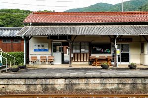 JR美祢線・於福駅の駅舎をホーム側から（山口県美祢市）