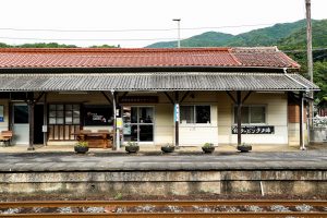 JR美祢線・於福駅の駅舎をホーム側から（山口県美祢市）