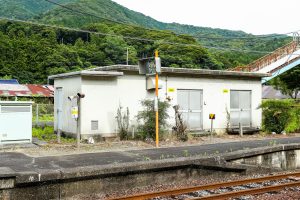 JR美祢線・於福駅の継電器室（山口県美祢市）