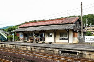 JR美祢線・於福駅の駅舎をホーム側から（山口県美祢市）