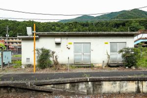 JR美祢線・於福駅の継電器室（山口県美祢市）