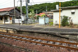 JR美祢線・於福駅のホームを継いだ跡（山口県美祢市）