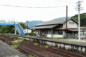 JR美祢線・渋木駅の駅舎と下りホーム（山口県長門市）