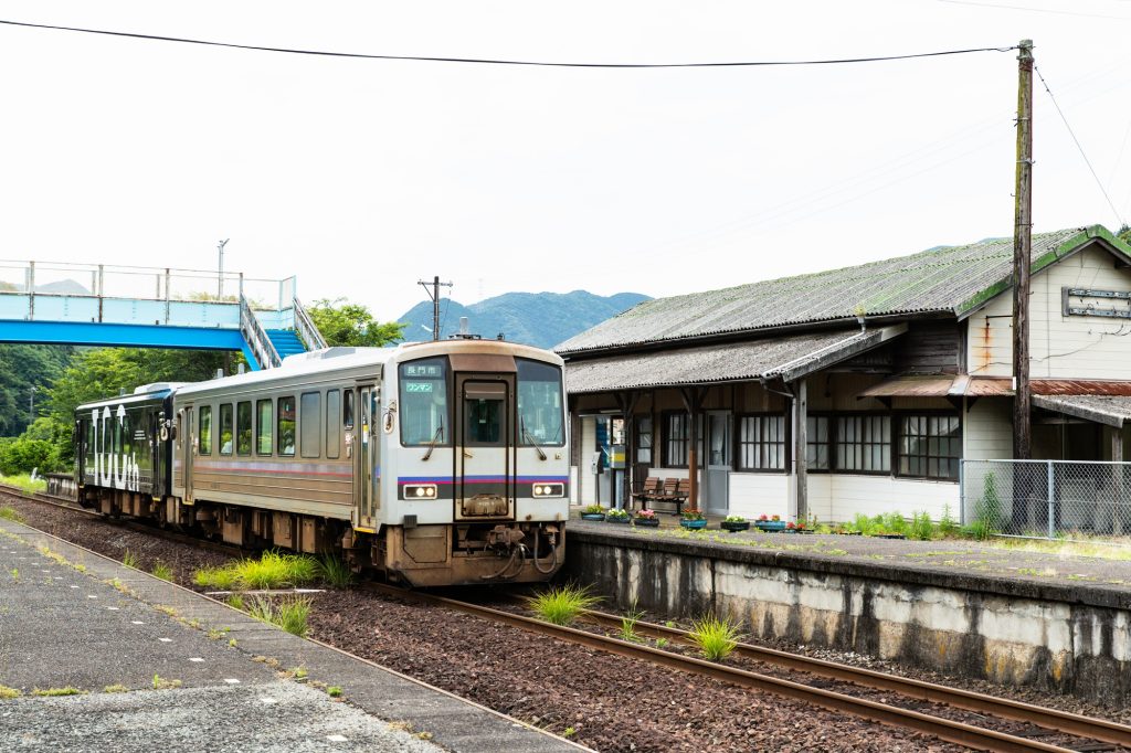 JR美祢線・渋木駅に入線する美祢線下り列車（山口県長門市）