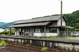 JR美祢線・渋木駅の駅舎のホーム側（山口県長門市）