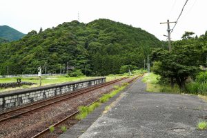 JR美祢線・渋木駅の長門市寄りホーム端部（山口県長門市）