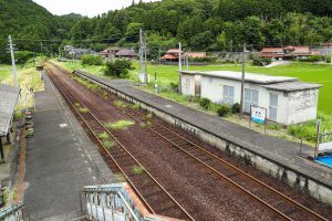 JR美祢線・渋木駅　跨線橋より長門市方面のホームを望む（山口県長門市）