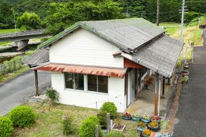 JR美祢線・渋木駅の駅舎を跨線橋より（山口県長門市）