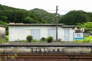 JR美祢線・渋木駅の上りホームにある電器室（山口県長門市）