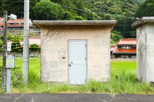 JR美祢線・渋木駅の上りホームにある配線室（山口県長門市）