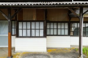 JR美祢線・渋木駅の駅舎のホーム側（山口県長門市）