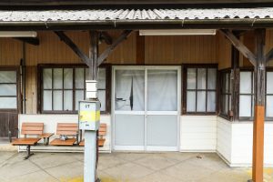 JR美祢線・渋木駅の駅舎のホーム側（山口県長門市）