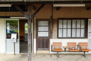 JR美祢線・渋木駅の駅舎のホーム側（山口県長門市）