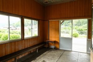 JR美祢線・渋木駅の駅舎の内観（山口県長門市）