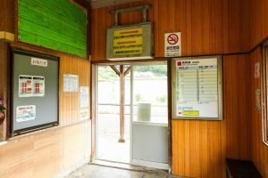 JR美祢線・渋木駅の駅舎の内観（山口県長門市）
