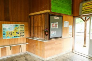 JR美祢線・渋木駅の駅舎の内観（山口県長門市）