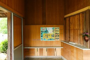 JR美祢線・渋木駅の駅舎の内観（山口県長門市）