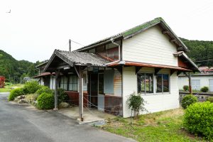 JR美祢線・渋木駅の駅舎の外観（山口県長門市）