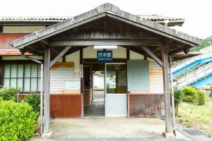 JR美祢線・渋木駅の駅舎の外観（山口県長門市）