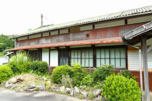 JR美祢線・渋木駅の駅舎の外観（山口県長門市）