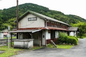 JR美祢線・渋木駅の駅舎の外観（山口県長門市）