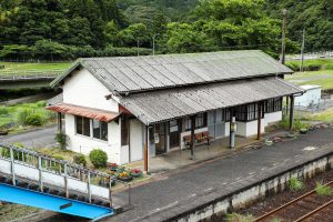 JR美祢線・渋木駅の駅舎を跨線橋より（山口県長門市）