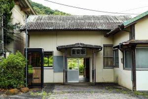 JR美祢線・重安駅のホームと駅舎入口（山口県美祢市）