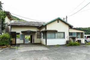 JR美祢線・重安駅のホームと駅舎（山口県美祢市）