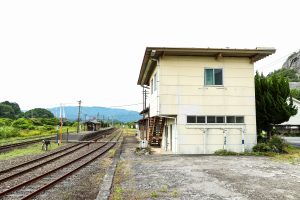 JR美祢線・重安駅のホームと駅事務室（山口県美祢市）