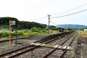 JR美祢線・重安駅のホーム全景（山口県美祢市）
