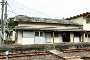 JR美祢線・重安駅の駅舎をホーム側から（山口県美祢市）