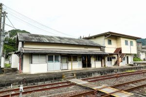 JR美祢線・重安駅の駅舎と駅事務室をホーム側から（山口県美祢市）