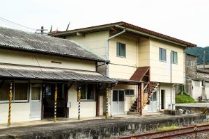 JR美祢線・重安駅の駅事務室をホーム側から（山口県美祢市）
