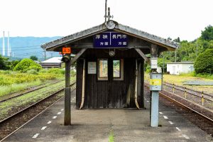 JR美祢線・重安駅の待合室を長門市側から（山口県美祢市）