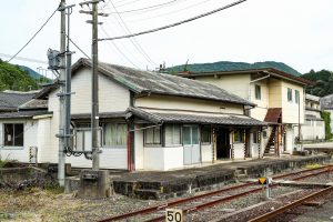 JR美祢線・重安駅の駅舎ホーム側（山口県美祢市）