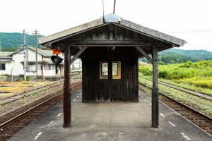 JR美祢線・重安駅の待合室を厚狭側から（山口県美祢市）