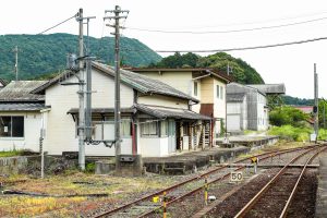 JR美祢線・重安駅の駅舎をホームから（山口県美祢市）