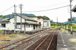 JR美祢線・重安駅の駅舎と構内踏切をホームから（山口県美祢市）