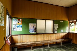 JR美祢線・重安駅の駅舎待合室内観（山口県美祢市）