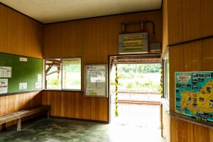 JR美祢線・重安駅の駅舎待合室内観（山口県美祢市）