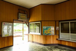 JR美祢線・重安駅の駅舎待合室内観（山口県美祢市）