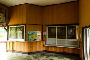 JR美祢線・重安駅の駅舎待合室内観（山口県美祢市）