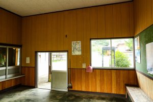 JR美祢線・重安駅の駅舎待合室内観（山口県美祢市）