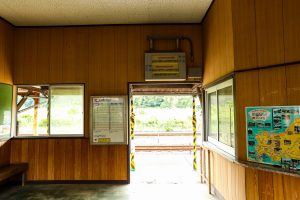 JR美祢線・重安駅の駅舎待合室内観（山口県美祢市）