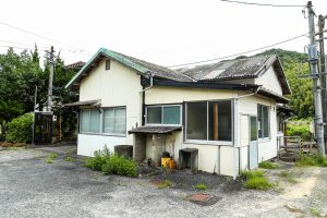 JR美祢線・重安駅の駅舎南側側面（山口県美祢市）
