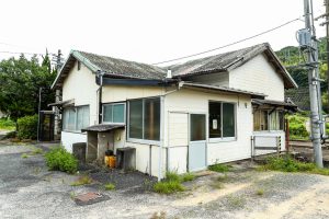 JR美祢線・重安駅の駅舎南側側面（山口県美祢市）