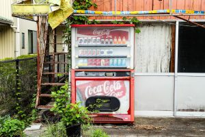 JR美祢線・重安駅のホームと駅付近にあったコカ・コーラの自動販売機（山口県美祢市）