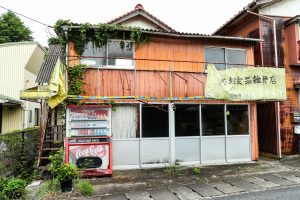 JR美祢線・重安駅のホームと駅付近にあった商店跡（山口県美祢市）