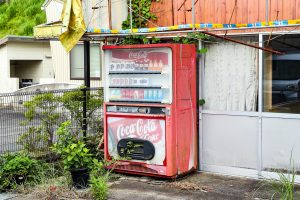 JR美祢線・重安駅のホームと駅付近にあったコカ・コーラの自動販売機（山口県美祢市）